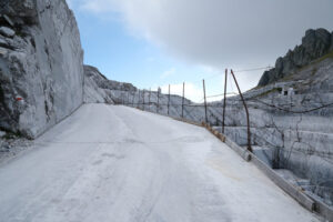 Marble flooring. White marble quarries on the Apuan Alps in Tuscany. Stock photos. - MyVideoimage.com | Foto stock & Video footage