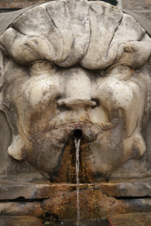 Marble mask in Carrara. Fountain with carved Carrara marble mask. Fotografia stock royalty-free - MyVideoimage.com | Foto stock & Video footage