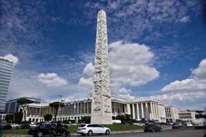 Marble obelisk, Rome. Obelisk to Gugliermo Marconi placed in Rome Eur. - MyVideoimage.com | Foto stock & Video footage