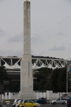 Marble obelisk. Monolith obelisk in white Carrara marble dedicated to Mussolini located at the Olympic stadium in Rome. - MyVideoimage.com | Foto stock & Video footage