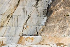 Marble quarries. A quarry of white marble. The precious white Carrara marble has been extracted from the Alpi Apuane quarries since Roman times. - MyVideoimage.com | Foto stock & Video footage