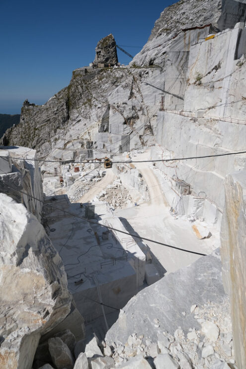 Marble quarries. Large white marble quarry with blue sky background. - MyVideoimage.com | Foto stock & Video footage