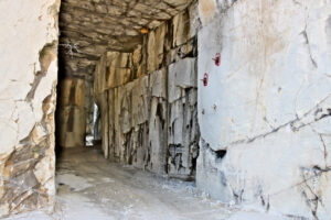 Marble quarry in the tunnel. White Carrara marble quarry made in the gallery. - MyVideoimage.com | Foto stock & Video footage