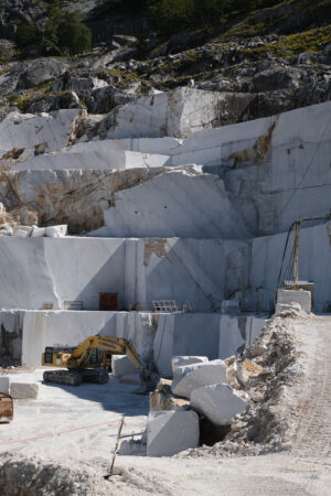 Marble quarry with excavator in Italy. Crawler excavator in a marble quarry near Carrara. Stock photos. - MyVideoimage.com | Foto stock & Video footage