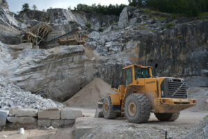 Marble quarry with mechanical vehicles. Marble quarry in the Apuan Alps in Tuscany. Stock photos. - MyVideoimage.com | Foto stock & Video footage