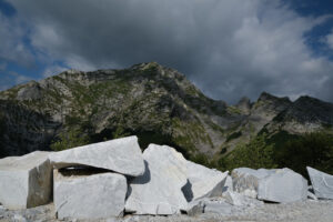 Marble stones. Large marble stones on the mountains of the Apuan Alps in Tuscany. Stock photos. - MyVideoimage.com | Foto stock & Video footage