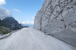 Marble wall. White marble quarries on the Apuan Alps in Tuscany. Stock photos. - MyVideoimage.com | Foto stock & Video footage