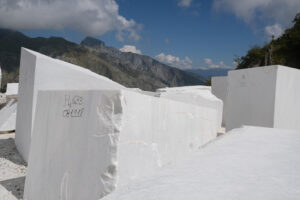 Marble warehouse near Carrara. Blocks of white Carrara marble deposited in a square near the quarries. Stock photos. - MyVideoimage.com | Foto stock & Video footage