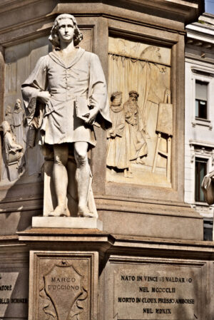 Marco d’Oggiono, assistente di Leonardo. Marco D’Oggiono assistant to Leonardo. Statue in Piazza della Scala in Milan - MyVideoimage.com | Foto stock & Video footage