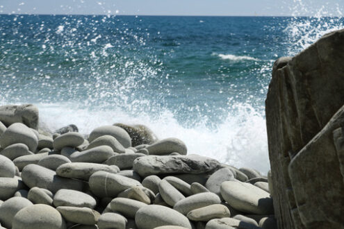 Mare Cinque Terre con spiaggia di grandi pietre. Mare vellutato con una lunga esposizione. - MyVideoimage.com | Foto stock & Video footage