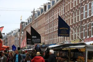 Market in Amsterdam. Market on the Albert Cuypstraat in Amsterdam. Many stalls sell l - MyVideoimage.com | Foto stock & Video footage