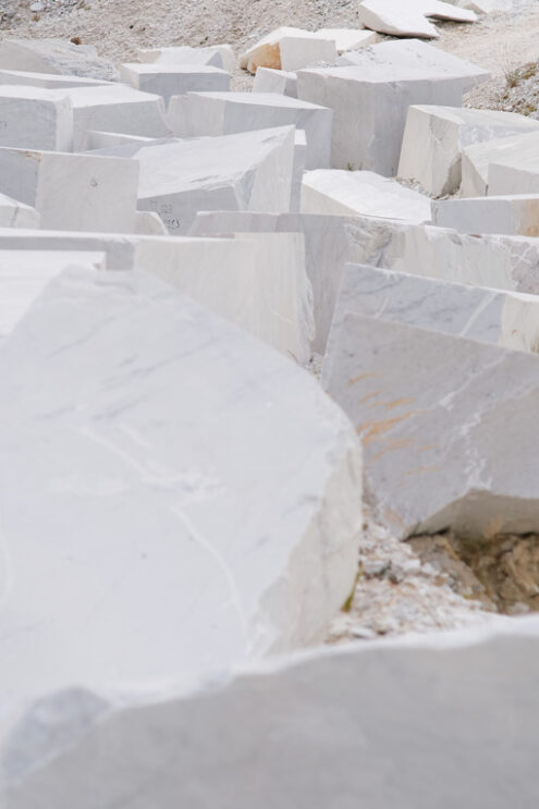 Marmo bianco di Carrara. Blocks of white Carrara marble deposited in a square near the quarries. Foto stock royalty free. - MyVideoimage.com | Foto stock & Video footage