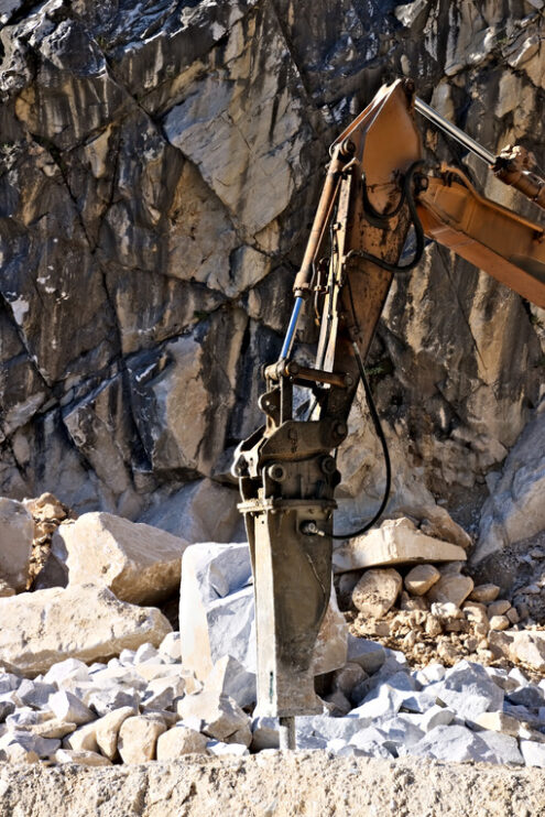 Martello demolitore in cava . Demolition hammer in a quarry of white Carrara marble. - MyVideoimage.com | Foto stock & Video footage