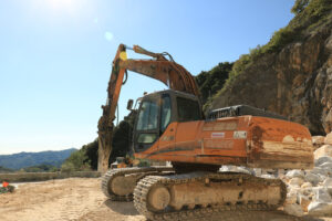 Martello demolitore in cava di marmo. Excavator with demolition hammer in a Carrara marble quarry. Cave marmo. - MyVideoimage.com | Foto stock & Video footage