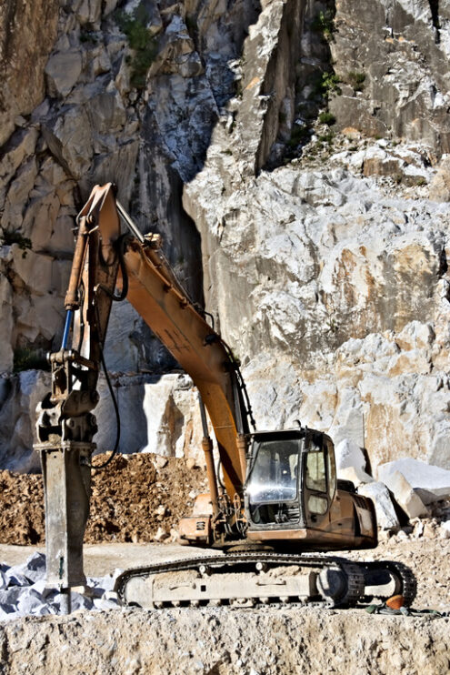 Martello demolitore. Excavator with demolition hammer in a Carrara marble quarry. Cave marmo. - MyVideoimage.com | Foto stock & Video footage