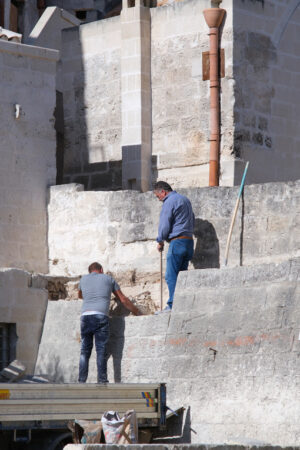 Masons at work. Masons at work in the construction of a wall with stone blocks in Matera. - MyVideoimage.com | Foto stock & Video footage