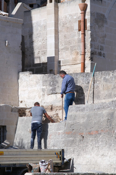 Masons at work. Masons at work in the construction of a wall with stone blocks in Matera. - MyVideoimage.com | Foto stock & Video footage