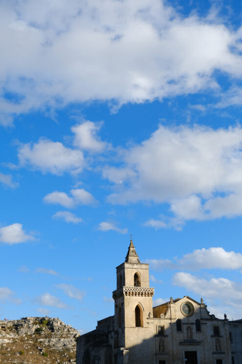 Matera chiesa San Pietro Caveoso. Church of San Pietro Caveoso in Matera. In the background the Mountains with ancient prehistoric caves.  Matera foto - MyVideoimage.com | Foto stock & Video footage