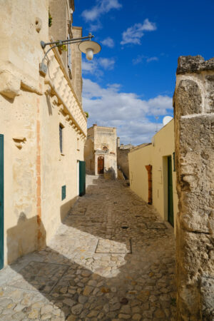 Matera houses. Houses, roads and alleys in the Sassi of Matera. Typical dwellings carved into the rock and with facades of beige tuff blocks. - MyVideoimage.com | Foto stock & Video footage