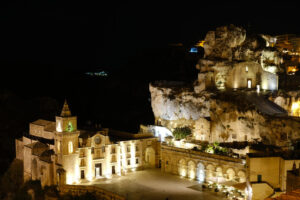 Matera night view of Santa Maria di Idris. Church of San Pietro Caveoso in Matera. Above, the Rock Church of Santa Maria di Idris. Night view. Matera foto - MyVideoimage.com | Foto stock & Video footage