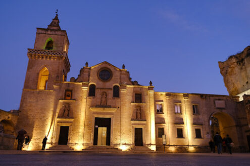 Matera notturno. Chiesa di San Pietro Caveosa. Church of San Pietro Caveoso with night lighting. Facade built with tuff blocks. Matera foto - MyVideoimage.com | Foto stock & Video footage