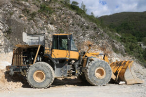 Mechanical shovel. Bulldozer in a Carrara marble quarry. A large Komatsu mechanical - MyVideoimage.com | Foto stock & Video footage