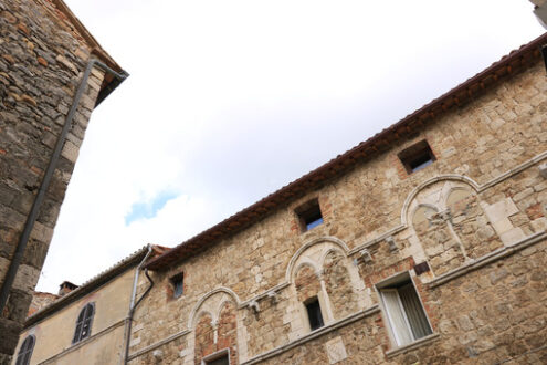 Medieval palace in Tuscany. Ancient medieval palace in Magliano in Tuscany. - MyVideoimage.com | Foto stock & Video footage