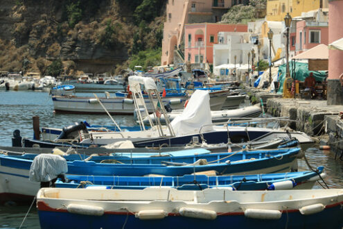 Mediterranean style houses. Boats anchored in the port of Corricella on the Island of Procid - MyVideoimage.com | Foto stock & Video footage