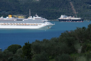 Methane gas, LNG transport ship to the Panigaglia regasification plant. Stock photos. - MyVideoimage.com | Foto stock & Video footage