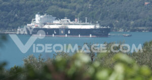 Methane gas footage video. LNG Global Energy carrier transports to the Panigaglia regasification plant. Video footage. - MyVideoimage.com | Foto stock & Video footage