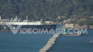 Methane transport ship  crosses the entrance to the port of La Spezia. Video footage. - MyVideoimage.com | Foto stock & Video footage