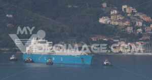 Methane transport ship. LNG Global Energy carrier transports to the Panigaglia regasification plant. - MyVideoimage.com | Foto stock & Video footage