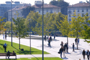 Miano Citylife. Complesso residenziale. La gente passeggia nei giardini verdi con alberi. - MyVideoimage.com | Foto stock & Video footage