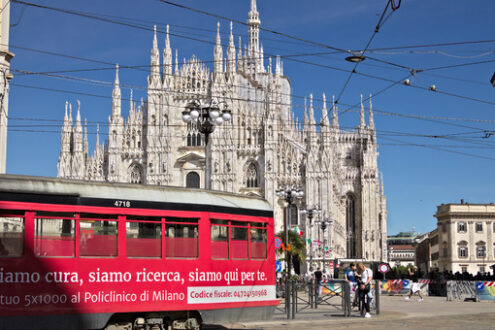 Milan Cathedral. Piazza del Duomo in Milan with people and trams. People walking and a yellow tram. - MyVideoimage.com | Foto stock & Video footage