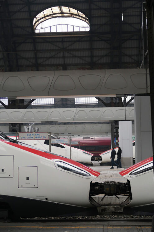 Milan, Central Station. High speed locomotives. - MyVideoimage.com