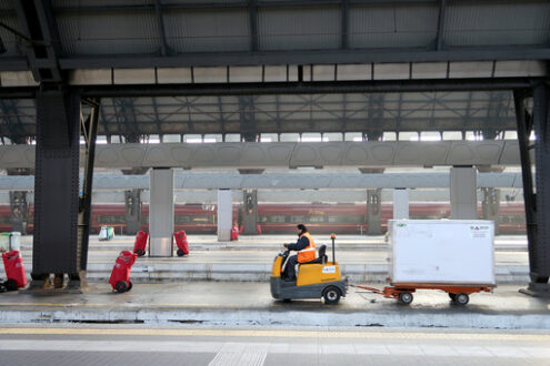 Milan, Central Station. Luggage transport to the train station. - MyVideoimage.com