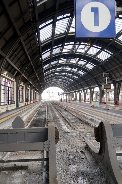 Milan, Central Station. Rack 1 without trains - MyVideoimage.com