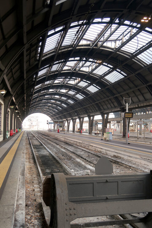 Milan, Central Station.  Tracks 1 and 2 without train - MyVideoimage.com