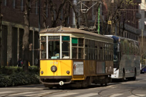 Milan Transport. An ancient tram in the center of Milan - MyVideoimage.com | Foto stock & Video footage