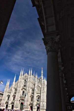 Milan cathedral. Cathedral facade with  blue sky.  In the foreground the arches of the portico. - MyVideoimage.com | Foto stock & Video footage