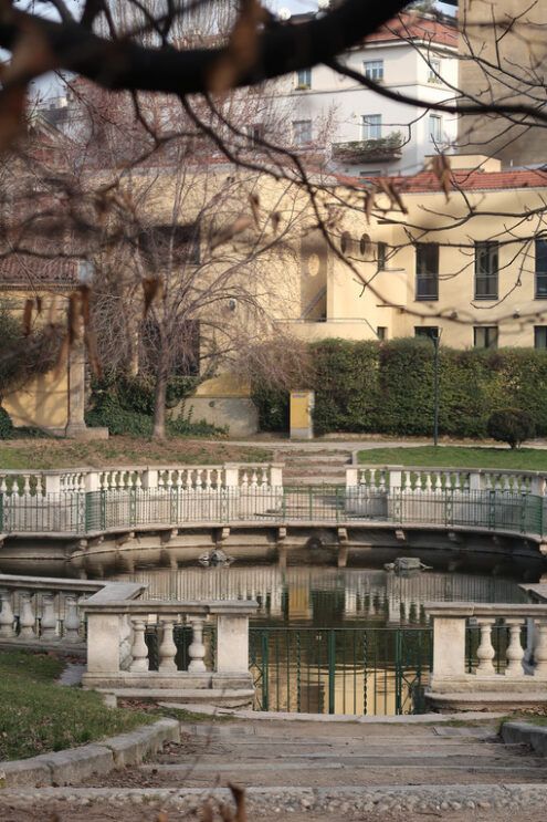 Milan gardens. Water tank in the Guastalla gardens in Milan.Traditional Italian garden with a pond in the city center. - MyVideoimage.com | Foto stock & Video footage