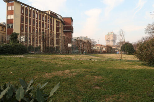 Milan hospital. Maggiore Policlinico Hospital in Milan. Alfieri Pavilion with gardens and Velasca tower in the background. - MyVideoimage.com | Foto stock & Video footage