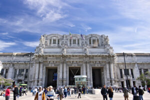 Milano Piazza Duca d’Aosta. Facade of the central station of Milan. Piazza Duca d’Aosta, whe - MyVideoimage.com | Foto stock & Video footage