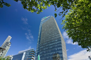 Milano architettura. Diamond tower a Milano. Torre Diamante a Milano, edifici moderni, con facciate facciate continue in vetro. - MyVideoimage.com | Foto stock & Video footage