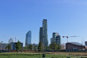 Milano costruzioni. Complesso residenziale di Torre Solaria, Torre Aria e Torre Solea, nel quartiere degli affari. - MyVideoimage.com | Foto stock & Video footage