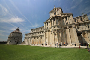 Miracle square, Pisa. Piazza dei miracoli of Pisa. Cathedral and baptistery. Many tourists admire the beauty of the Tuscan city. Blue sky. - MyVideoimage.com | Foto stock & Video footage