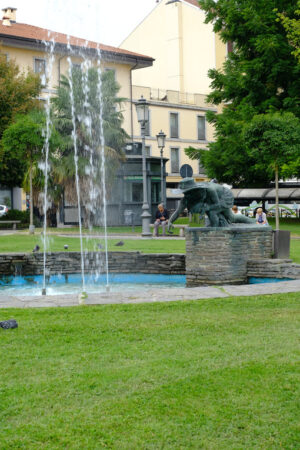 Mondina, monumento a Novara. Mondina, woman who cleans rice in Novara. Foto stock royalty free. - MyVideoimage.com | Foto stock & Video footage