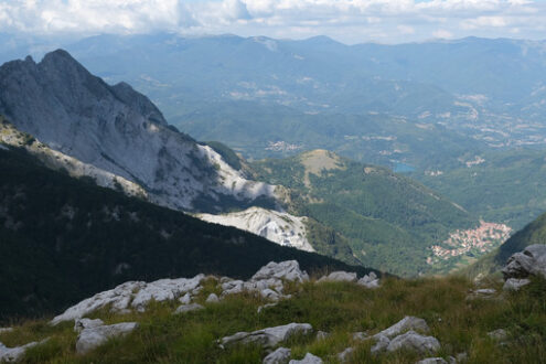 Montagne Apuane. Mountains of the Apuan Alps between Monte Pisanino and Monte Cavallo. Foto stock royalty free. - MyVideoimage.com | Foto stock & Video footage