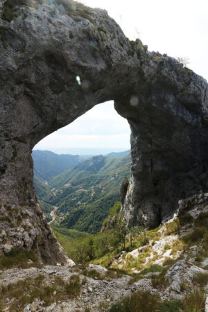 Monte Forato. Alpi Apuane. Alpi Apuane, Forte dei Marmi, Lucca, Tuscany, Italy.  Monte Forato, arch pass. - MyVideoimage.com | Foto stock & Video footage