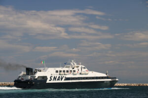 Monte di Procida. Ferry boat in the Gulf of Naples. In the background, the seaside village of Monte di Procida - MyVideoimage.com | Foto stock & Video footage